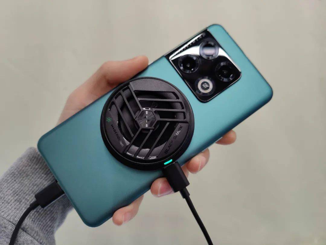 散热背夹能让骁龙8变得多强？我用3台手机试了试。