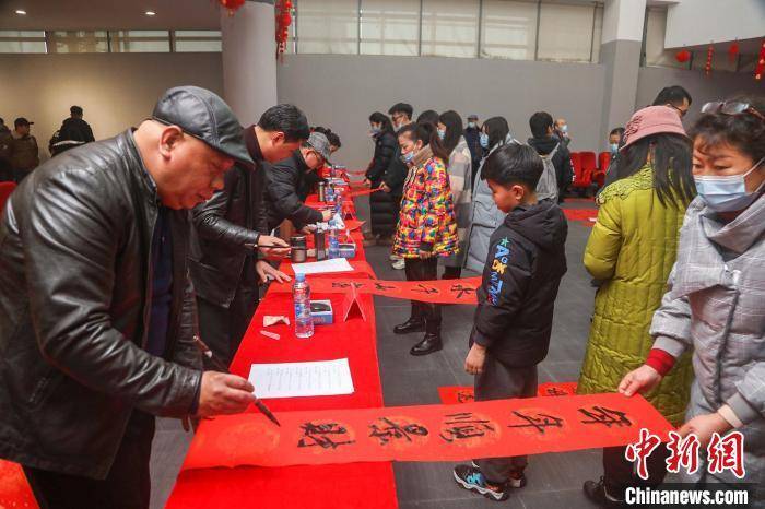 刘力鑫|江西南昌：市民赏年画迎新年 书法家挥毫送春联