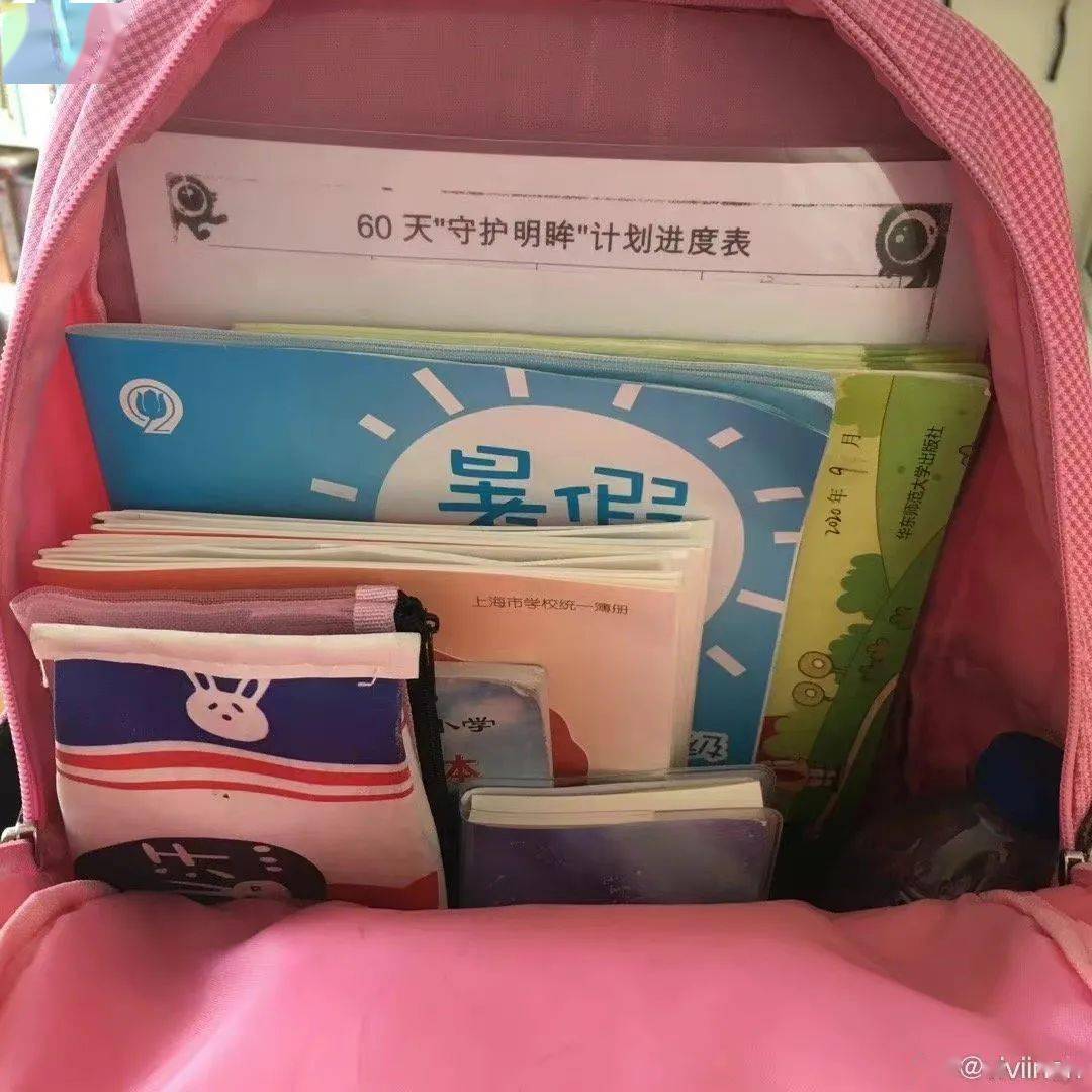 好氣又好笑小學生用塑料袋當書包翻書包堪比災難現場