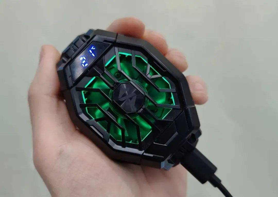 散热背夹能让骁龙8变得多强？我用3台手机试了试。