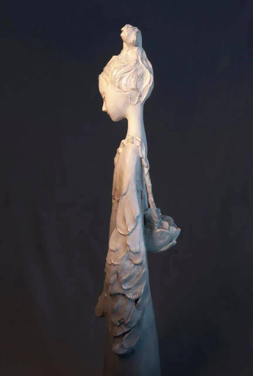 她空灵的油画和具象的雕塑融合了自然和女性气质,使人瞥见了艺术家