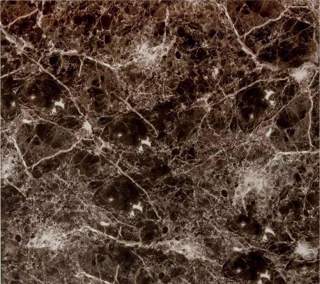 多亏了这些天然裂纹让天然大理石如此独特