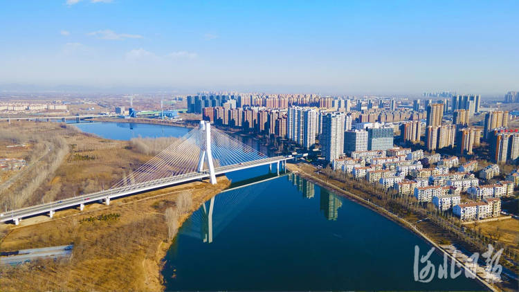 由河北省三河市投资建设的燕潮大桥通车后,实现了15分钟跨潮白河进京