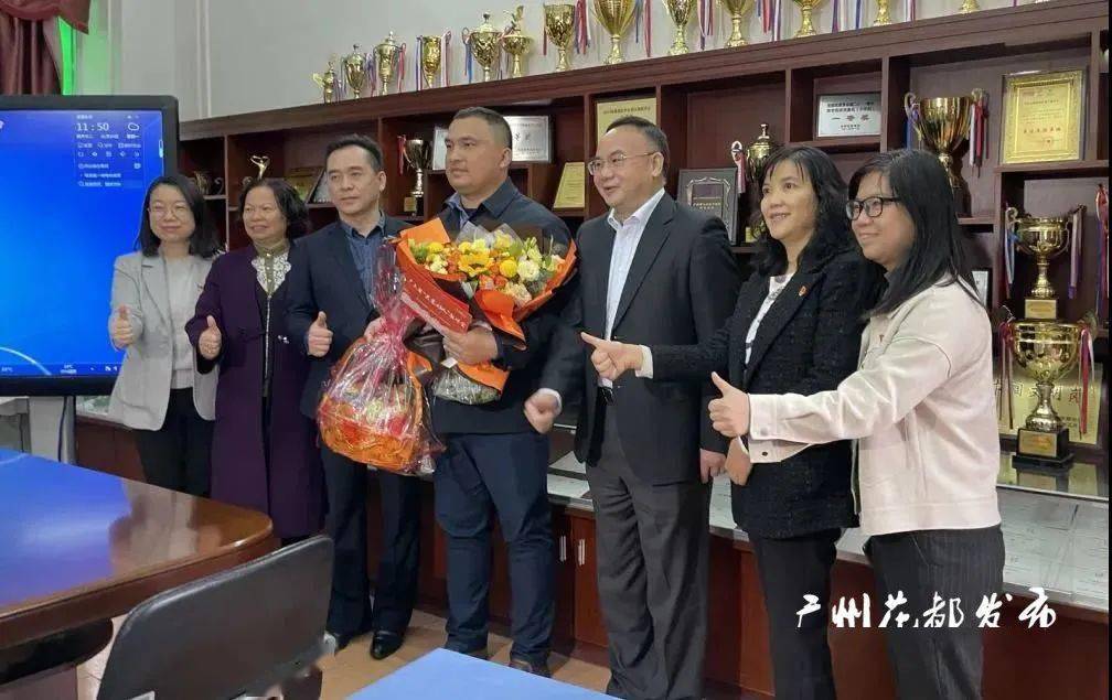 王桂科察看了七星小学校园环境,详细了解赖宣治及教职工的工作生活