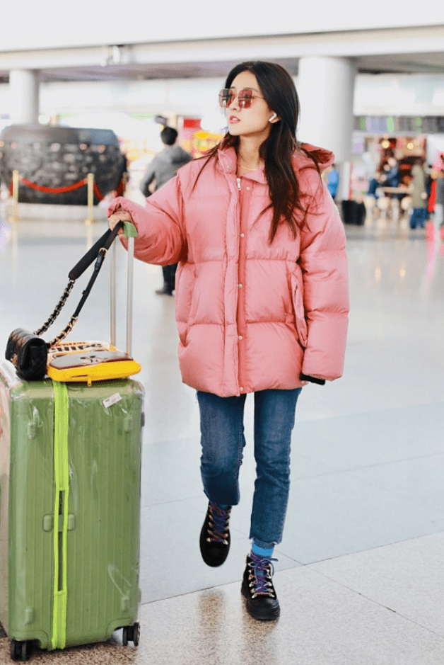 原来梁洁也这么甜美 穿粉外套嫩得跟00后似的 就是看着有点显矮 少女 服装 粉色