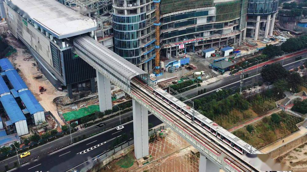中心的腰间商业裙楼穿过,成为继李子坝站后重庆第二道"轨道穿楼"奇观