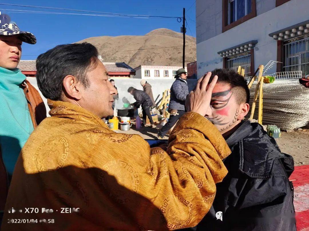 快乐过大年非遗进万家班玛县江日堂民间格萨尔藏戏展演正式拉开帷幕