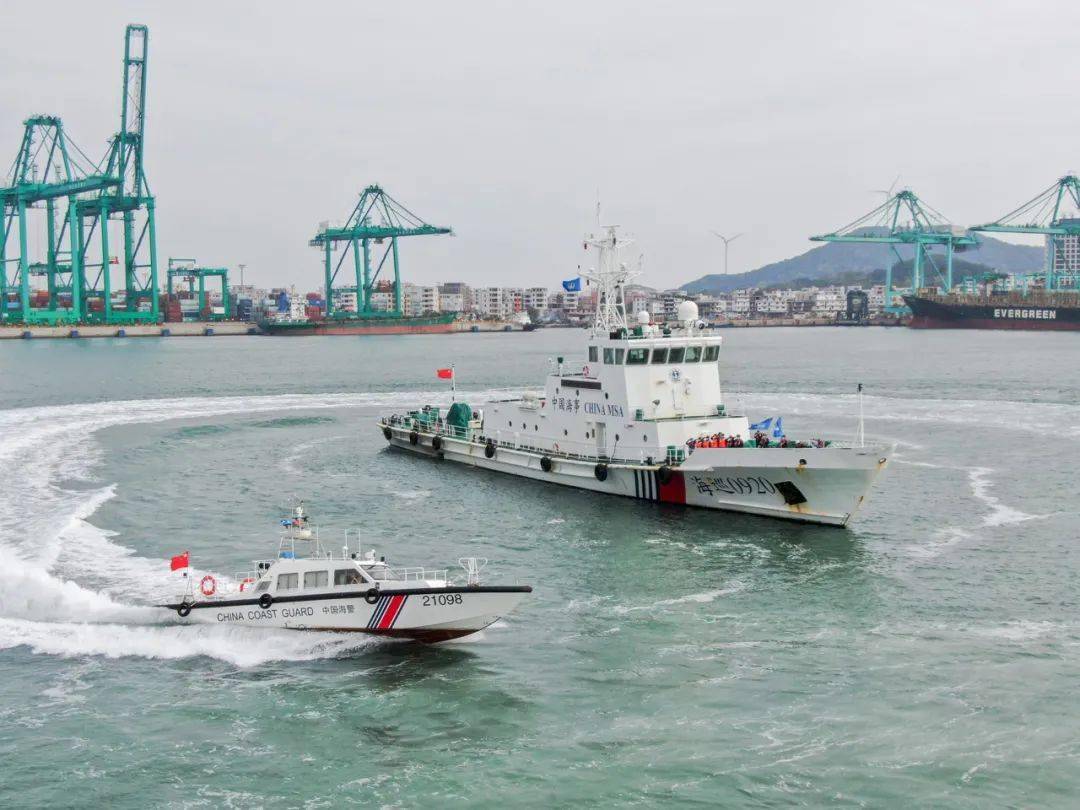 旗舰船出动今天海事海警渔政部门开展广澳港区联合巡航