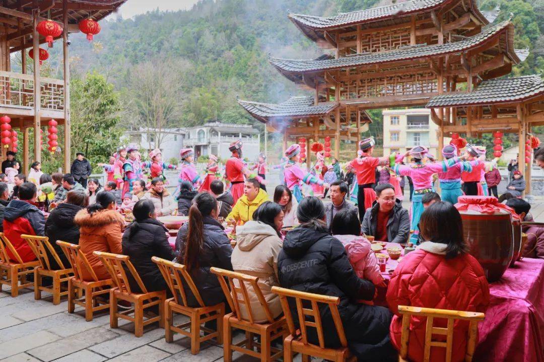 1月8日,中國農民春節聯歡會攝製組一行走進咸豐縣忠堡鎮馬倌屯村,進行