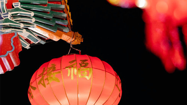 小年到來掃房忙,張燈結綵迎春到恭送灶王上天堂,祈求來年降吉祥開開