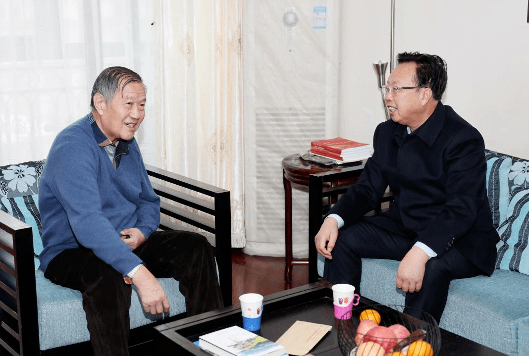 党委书记,董事长,总经理贾世瑞慰问退休老干部)寒辞去冬雪,暖带入春风
