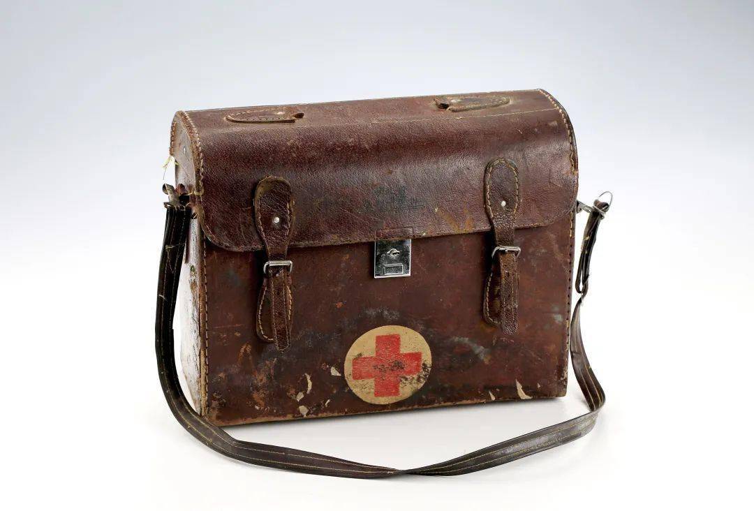 学党史悟思想济世为怀孔繁森的小药箱