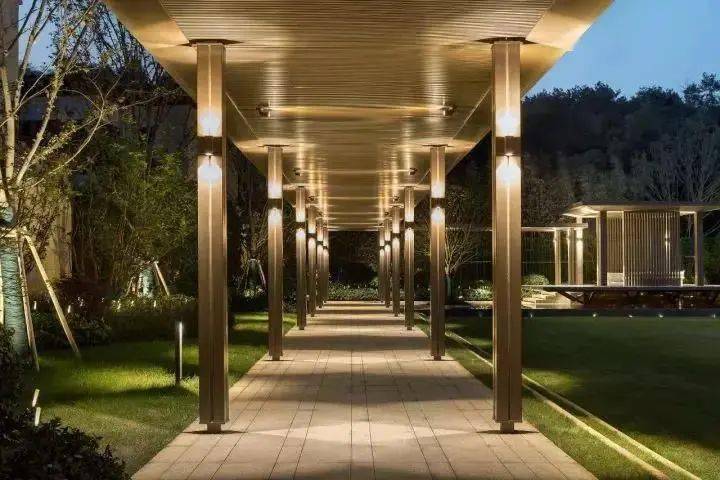 的新中式风格廊架,这种设计手法在一定程度上会更接近现代风格的审美