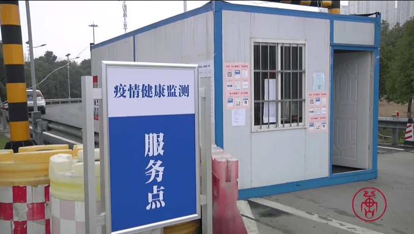巾帼不让须眉荆州高速出入口疫情监测点工作人员坚守在工作岗位上