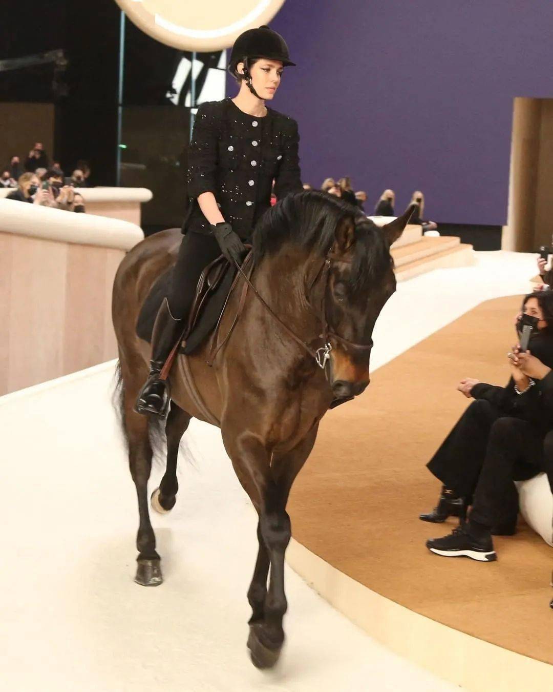 年代穿着香奈儿的女骑士，飒！