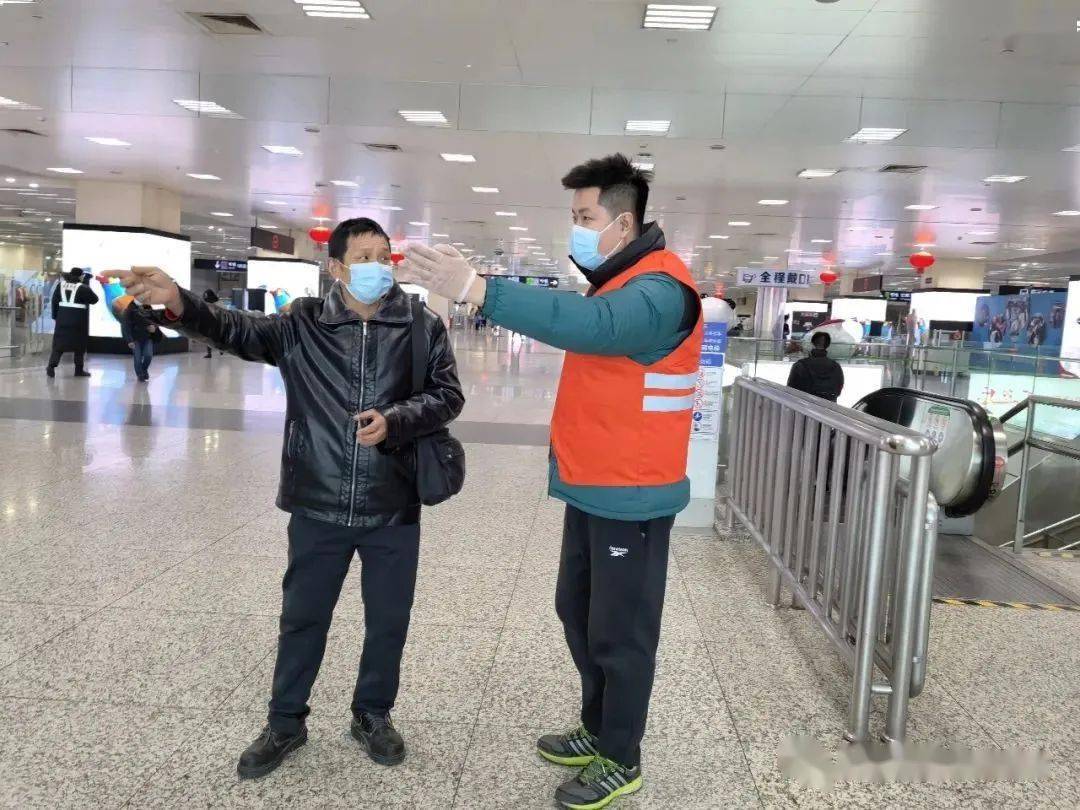 春运上海地铁志愿者为乘客出行保驾护航