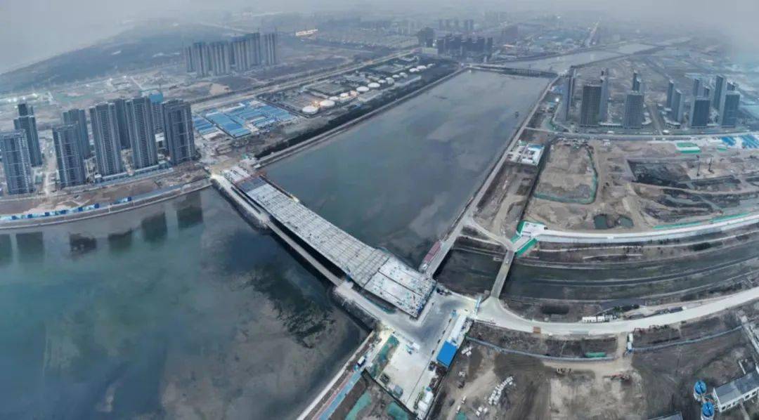 西海岸跨风河大桥实现双桥合龙