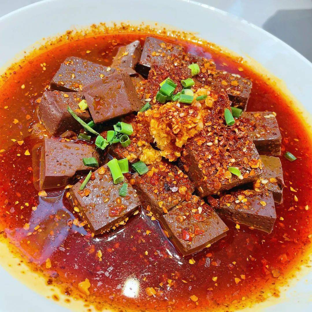 入口q弹爽口,麻辣过瘾~诱人的香味扑鼻而来淋上滚烫的热油搭配本地