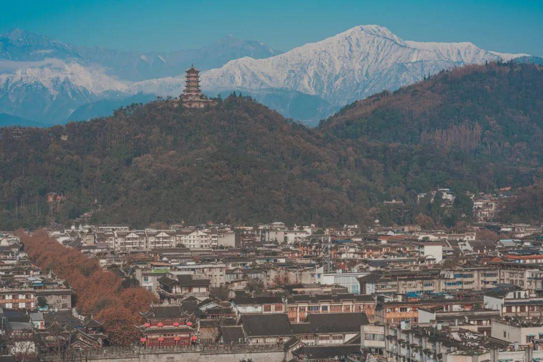 雪山|镜头里的都江堰③ | 离雪山最近的公园城市：千年雪岭阑边出，万里云涛坐上浮