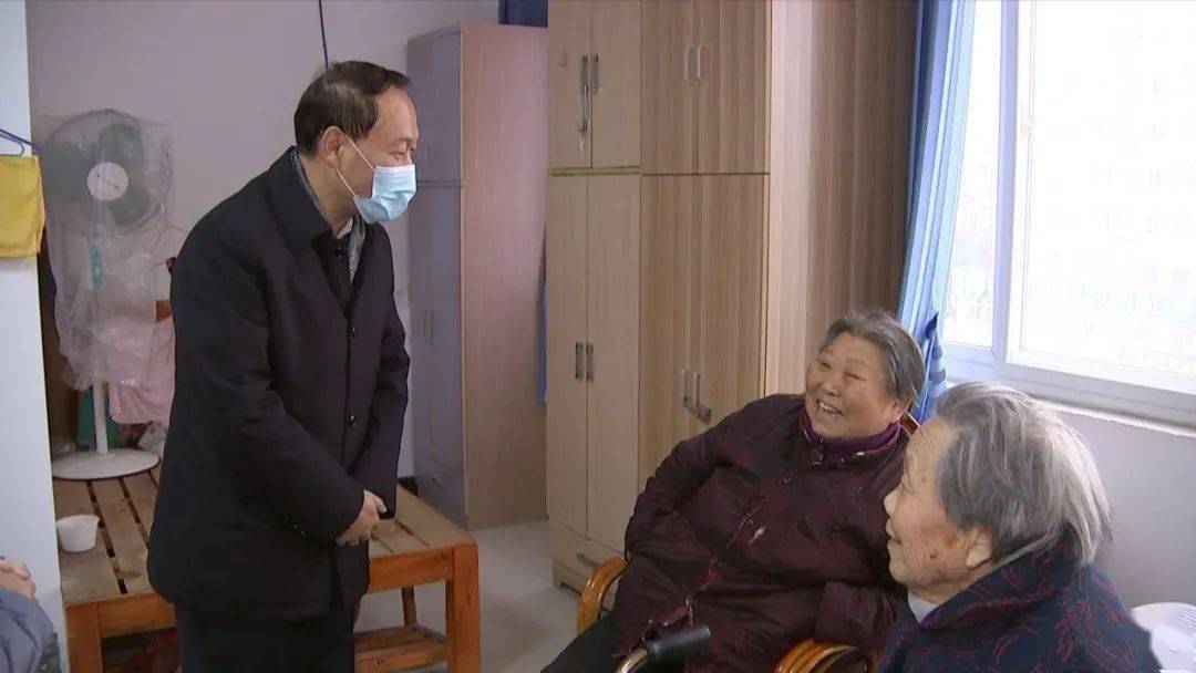 在烈士遗属潘丽家中,叶露中详细了解家庭生活情况,要求有关部门要带着