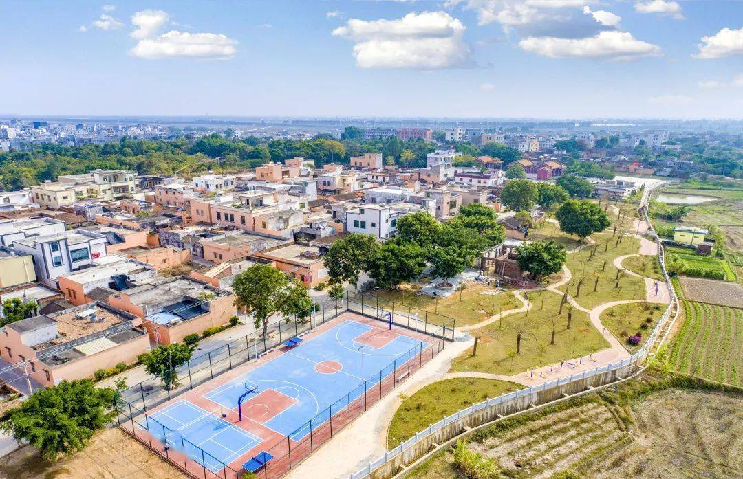 俯瞰沈塘镇后山村,休闲公园,文化广场一字排开, 村居与农田绿地交相