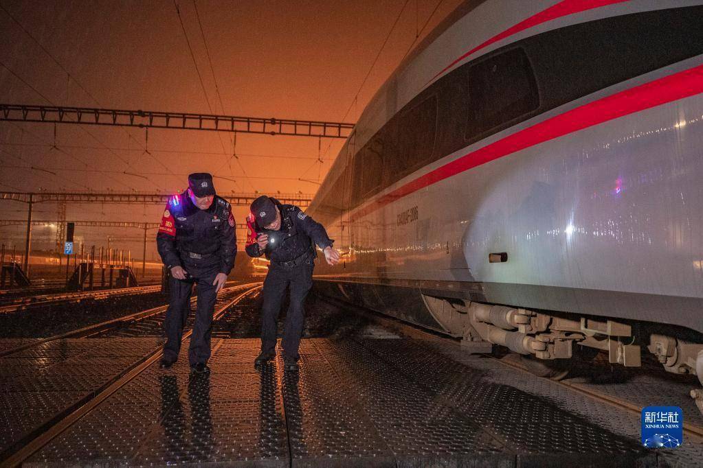 新春走基层丨数九寒冬里的“守车人”