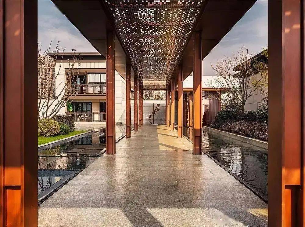 看了这么多案例,我们可以发现,这些新中式廊架主要运用多为钢结构或