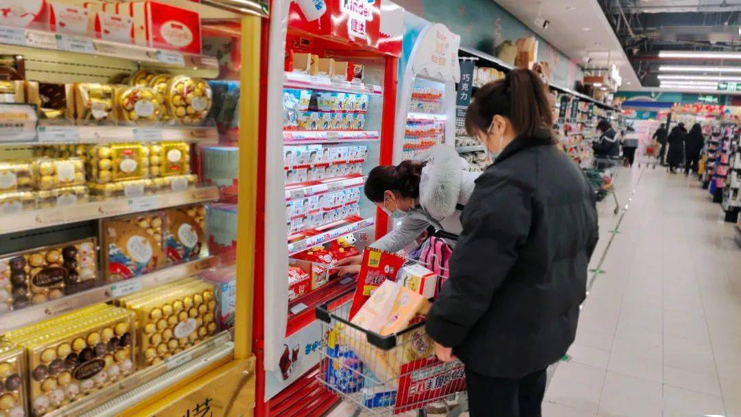 現場,記者看到,在超市購物的市民絡繹不絕,大人帶著孩子一起逛超市