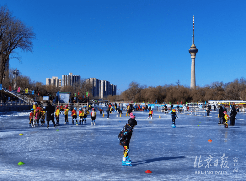 娱乐|有免费滑冰区！来八一湖等五处大众冰场体验冰上快乐