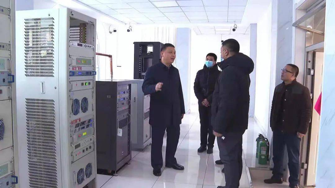 谷文波实地查看了县融媒体中心微波发射机房,中心机
