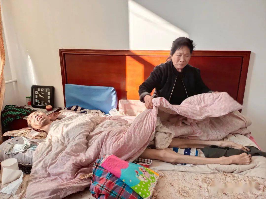 来到了位于市以外30多里的合索乡,再一次看望常年卧床不起的俩个老人