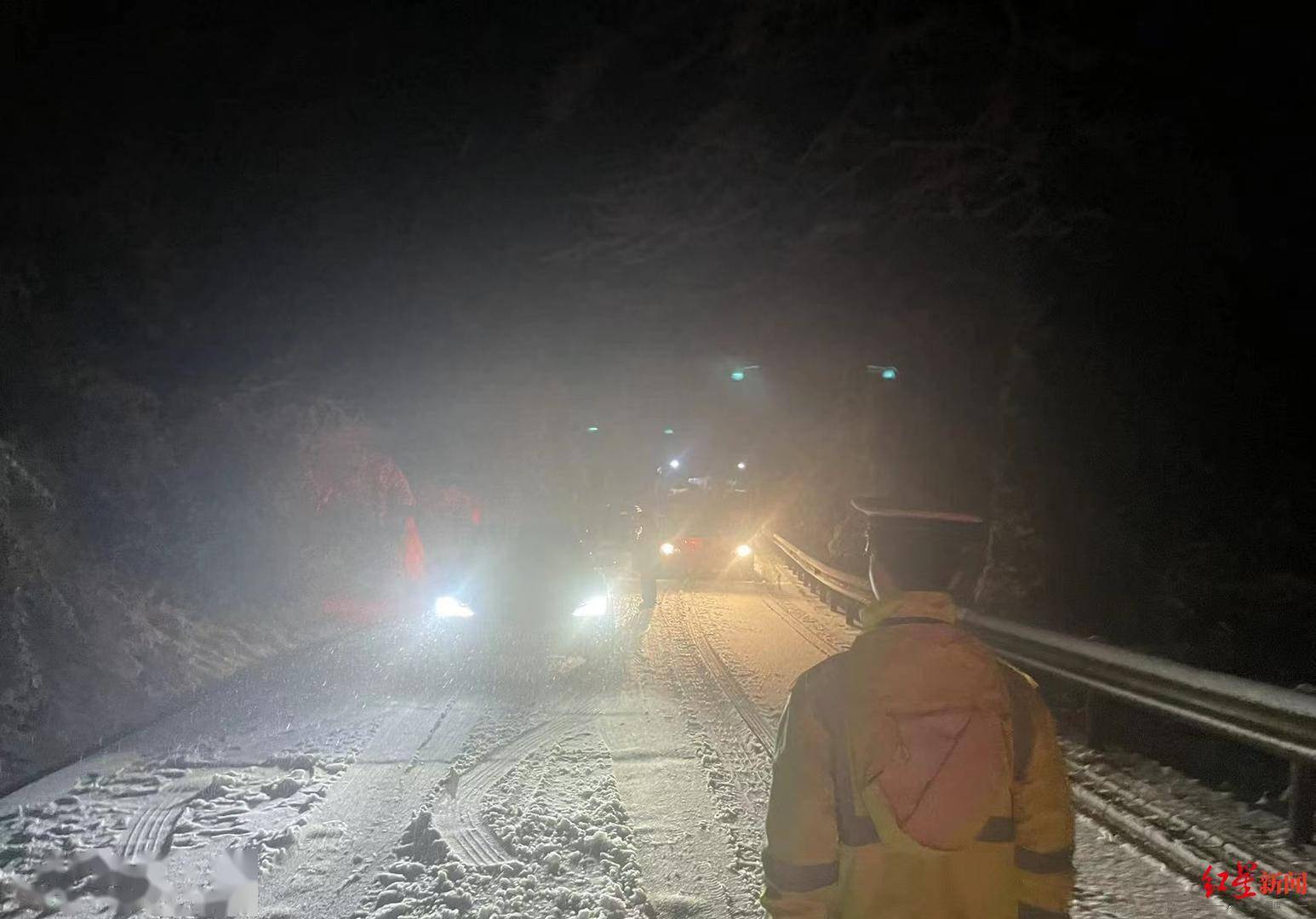 七里坪|峨眉山景区峨洪路出现冰雪道路 部分路段临时交通管制