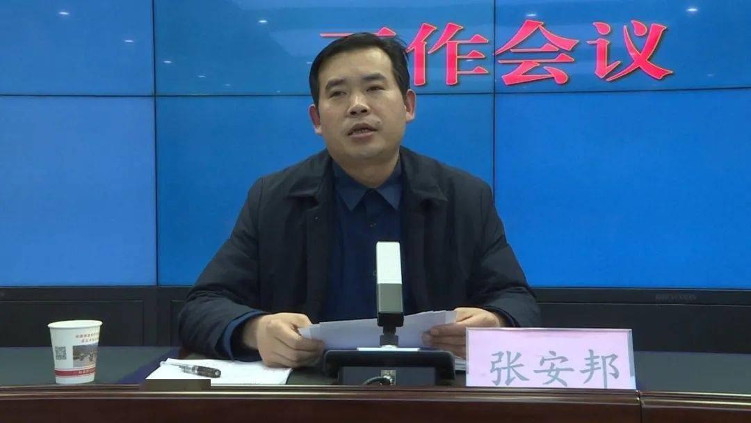 会上,县公安局党委委员,副局长程文晓宣读了白河县烟花爆竹禁燃禁放