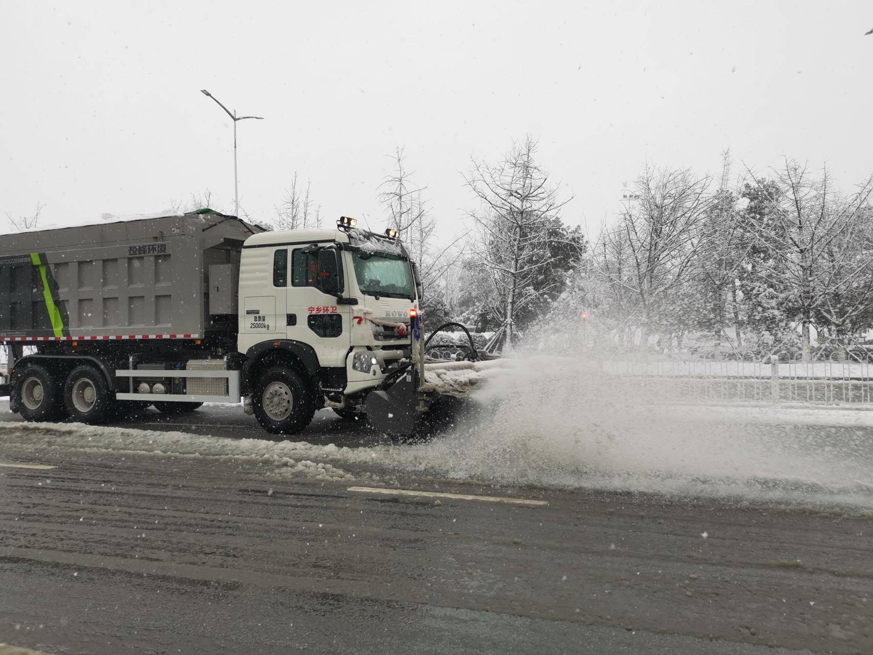 吹雪车已上路连夜撒盐防桥面结冰宁乡多举措确保民众出行