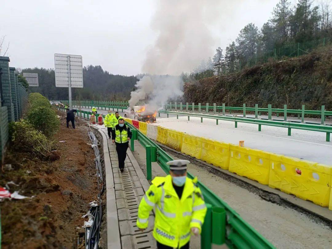 齐岳山出口处下高速从国省道回家,不料车辆驶入匝道离收费站100米左右