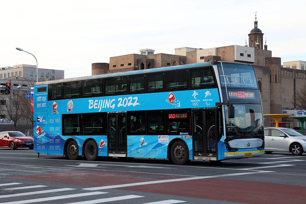 北京公交车换冬奥新衣扮靓街头