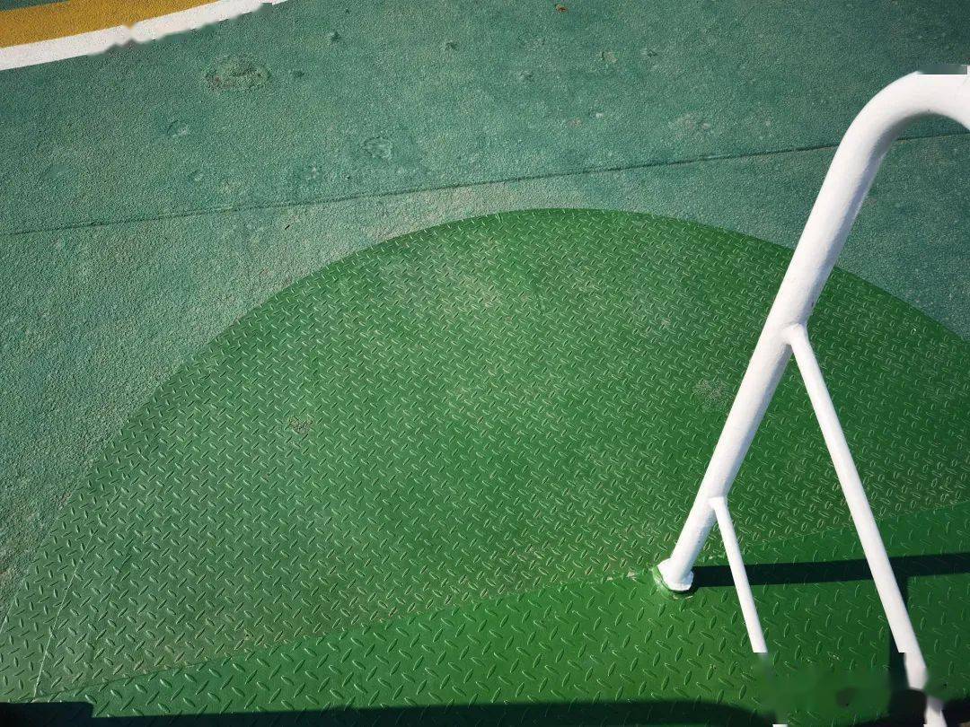 涂油漆打成好看的平静如镜,泛泛发光,尽管水手们都会穿上防滑工作鞋