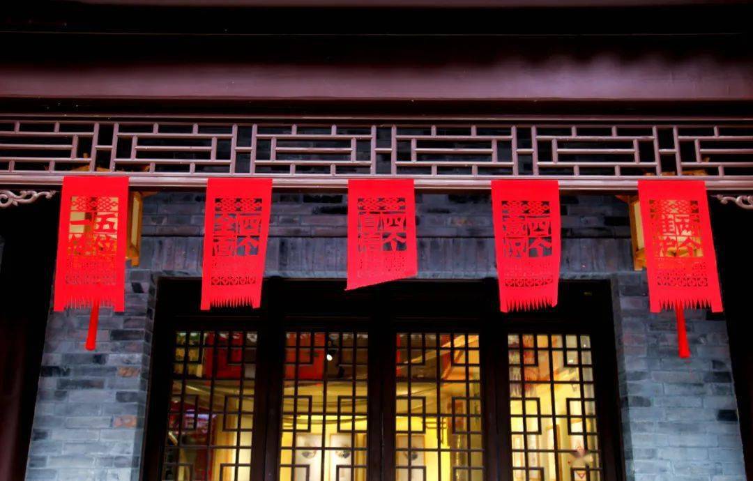 格外喜庆和红春联交相辉映五彩门笺迎风飘舞厢房门窗都要贴就连院子