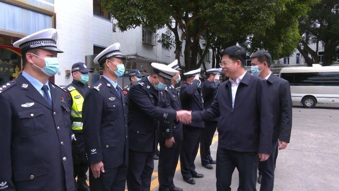 在县公安局,县领导向长期奋战在平安云霄建设一线的民警道感谢,拜早年