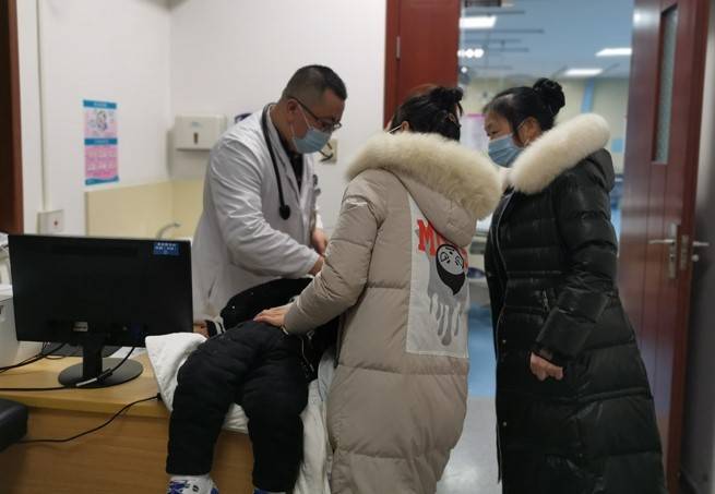 邹庆为来自贵州遵义患儿听诊.