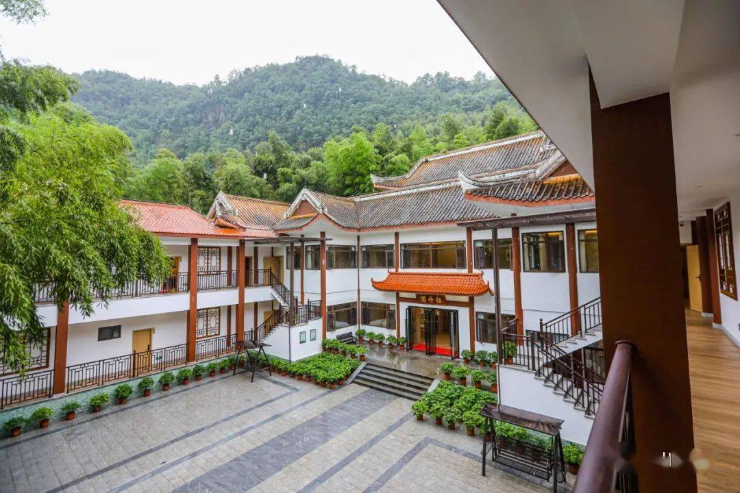 除自然景观外,景区内还有金盆湖度假酒店,牡丹阁民宿,霜竹园农家乐等