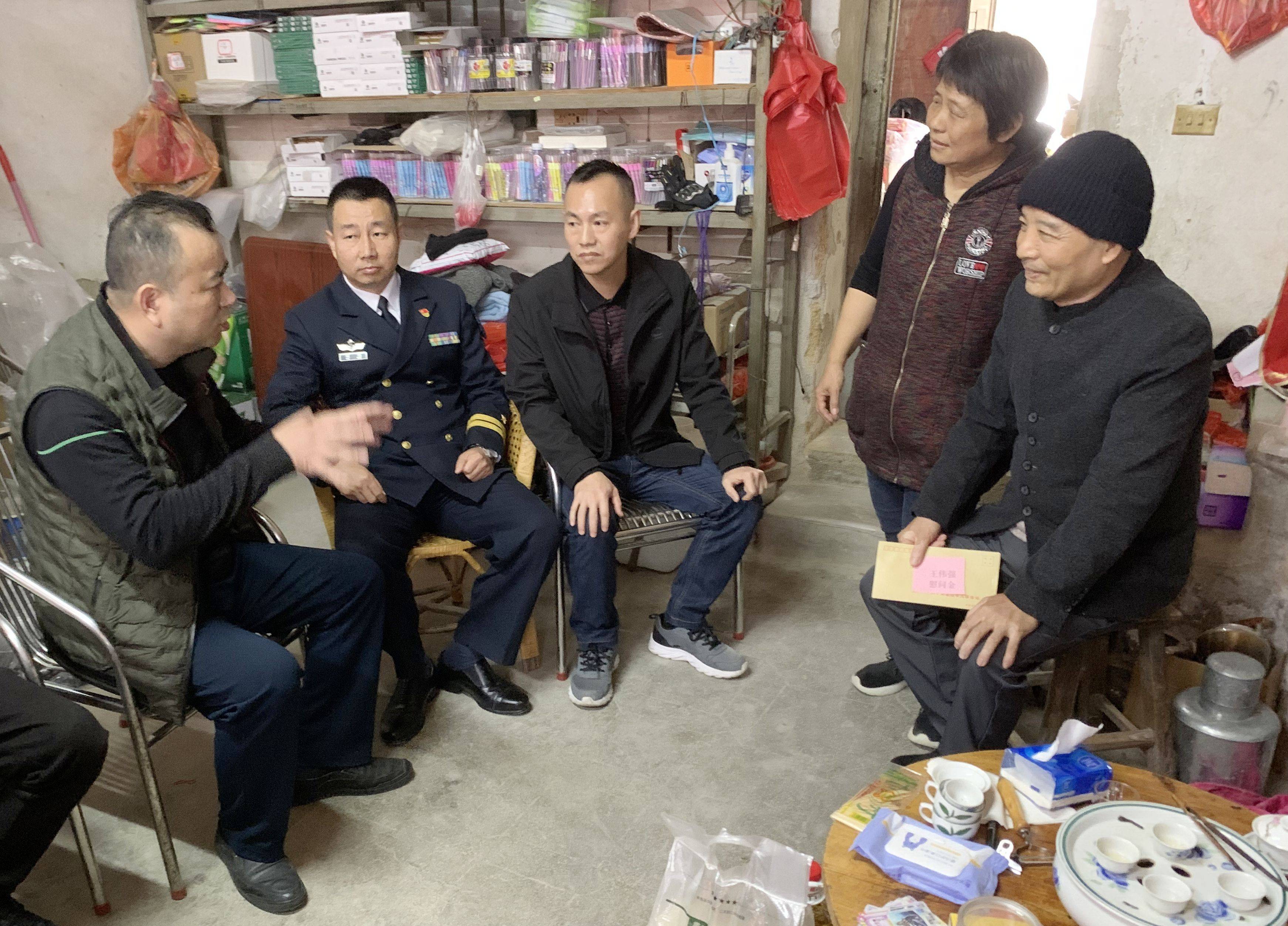 饶平县人武部上校政委易定富和黄振雄等来到沈厝村现役军人沈炎贵家中