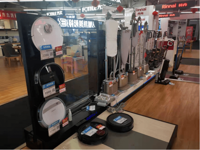 新春走基层丨年货也要科技感！按摩沙发、扫地机、擦窗机器人…黑科技产品跻身年货采购单