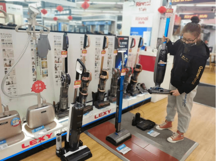 新春走基层丨年货也要科技感！按摩沙发、扫地机、擦窗机器人…黑科技产品跻身年货采购单