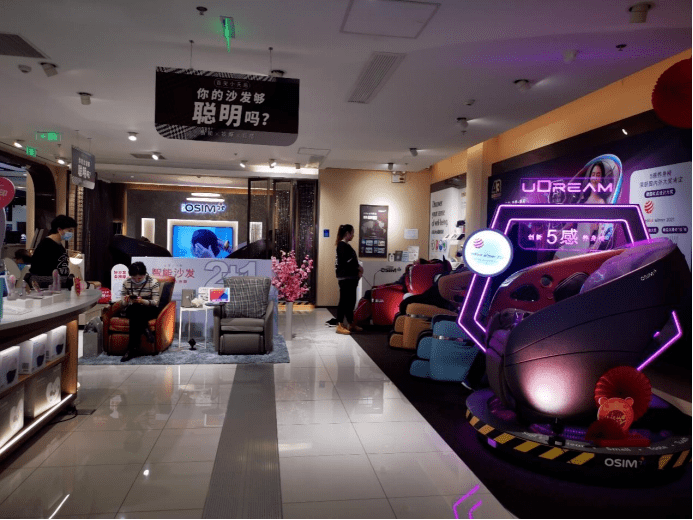 新春走基层丨年货也要科技感！按摩沙发、扫地机、擦窗机器人…黑科技产品跻身年货采购单