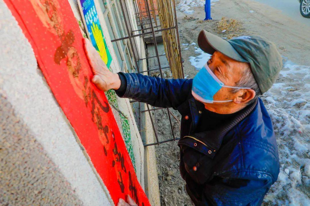 过年挂灯笼是中国的传统习俗,象征着平安祥和,红红火火