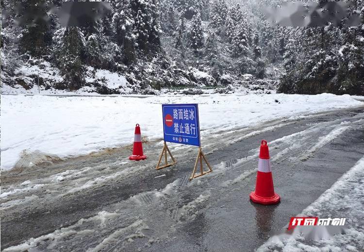 大雪封路照片图片