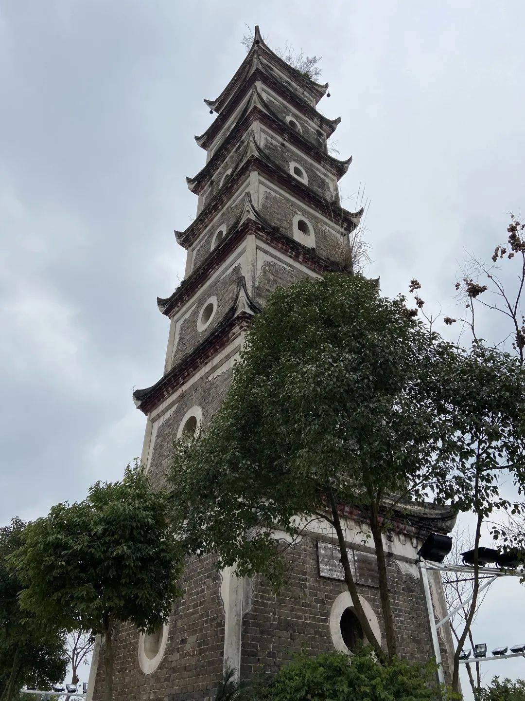资中三元塔是唐明渡双塔之一,位于资中县重龙镇泥巴湾社区二社,2007年