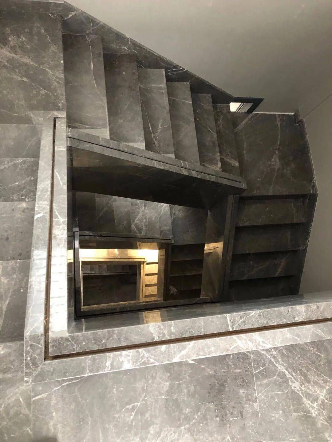 大理石楼梯玻璃栏杆的造型方式及施工要点_石材_mm_底座