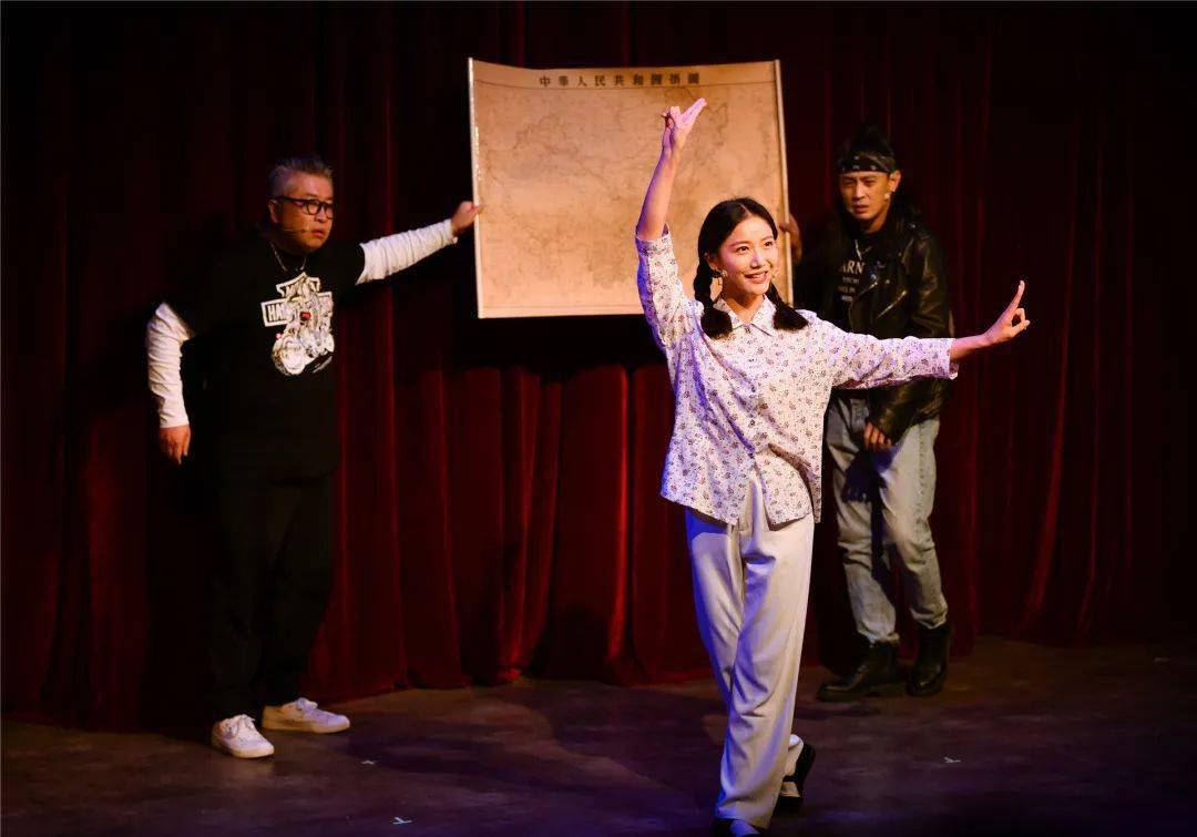 北京台春晚舞台小柯老师献唱钟鼓楼来线下看小柯老师出演音乐剧西大钟